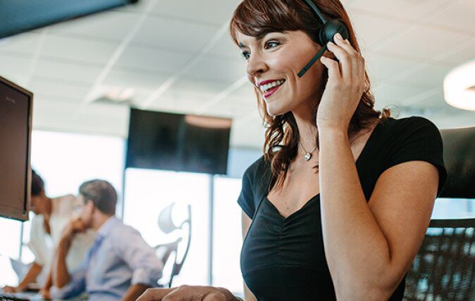 CX_customer_service-plbn8efjd4vpqds0a5u298plujsn3uv8g11gqj0w1k Customer Service representative talking with a customer